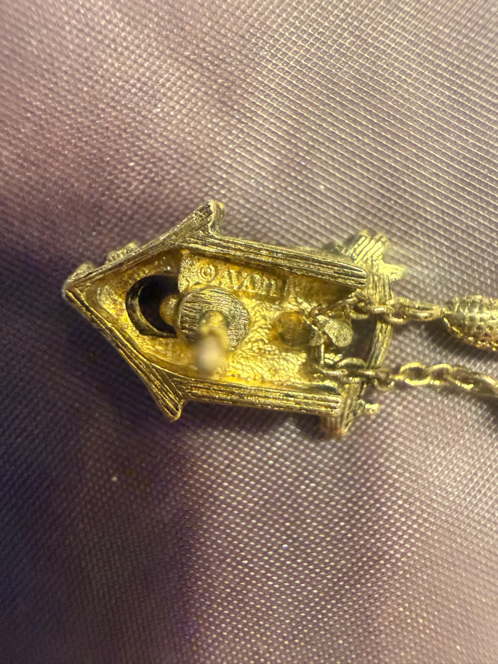 Vintage 1981 Avon Gold Tone Cuckoo Clock Lapel Pin Brooch - Picture 6 of 6